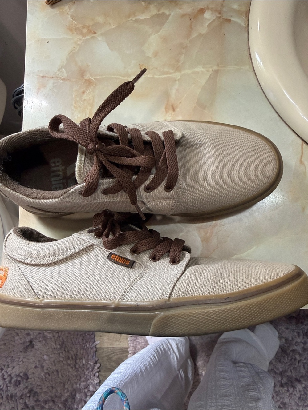 Etnies Beige Canvas Sneakers with Brown Laces